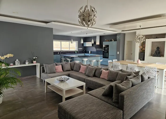 Moderne De 220m2 Avec Piscine, ヴィラ Sérignan